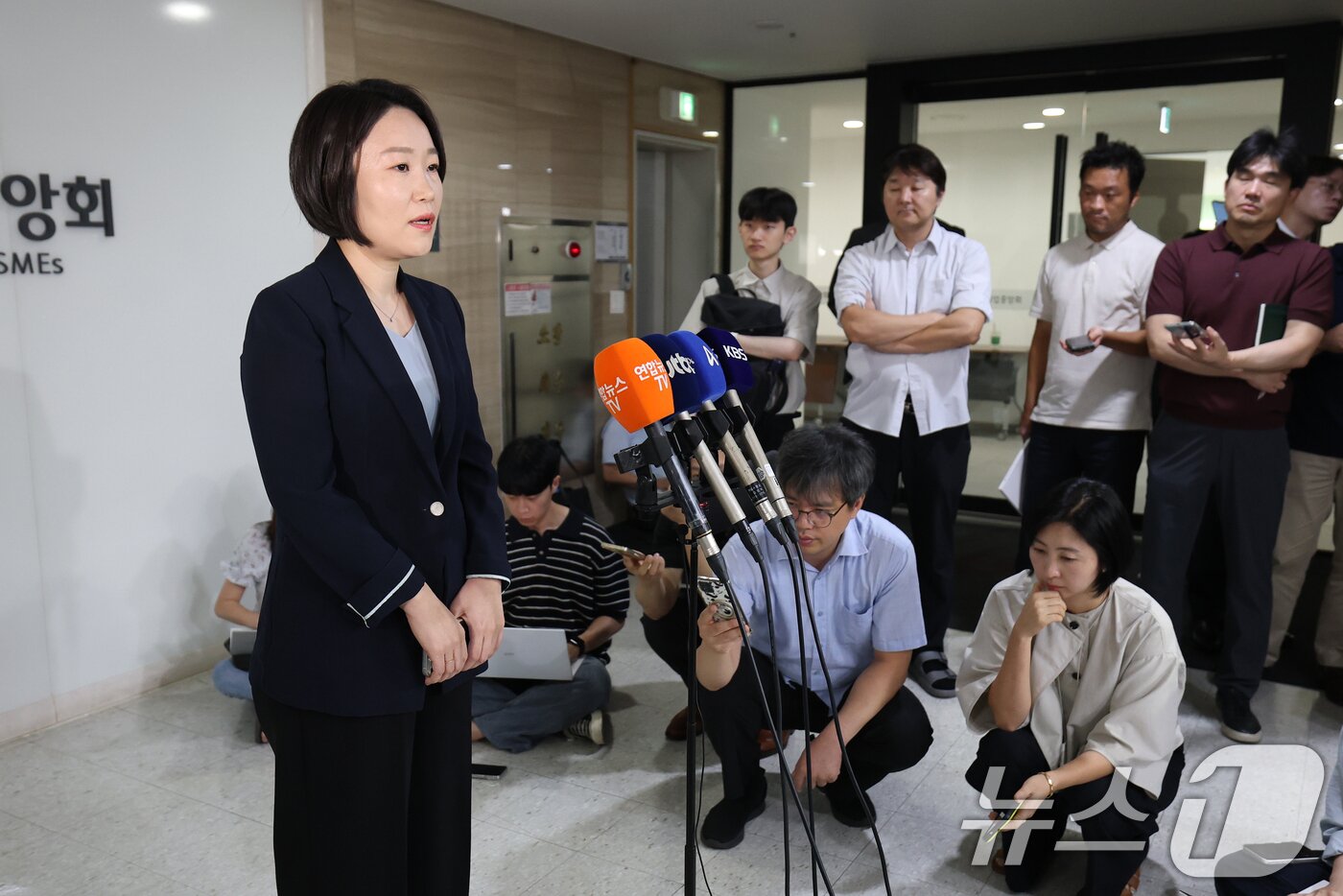 본문 이미지 - 이소영 중소벤처기업부 장관 후보자가 4일 서울 영등포구 중소기업중앙회에서 열린 차담회를 마친 후 백브리핑을 하고 있다. 2026.9.4 ⓒ 뉴스1 오대일 기자
