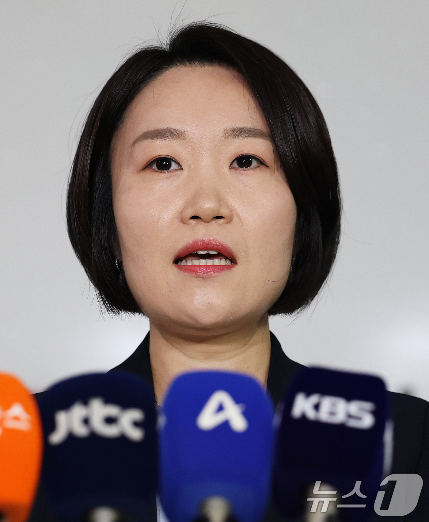 (서울=뉴스1) 오대일 기자 = 이소영 중소벤처기업부 장관 후보자가 4일 서울 영등포구 중소기업중앙회에서 열린 차담회를 마친 후 백브리핑을 하고 있다. 2026.9.4/뉴스1