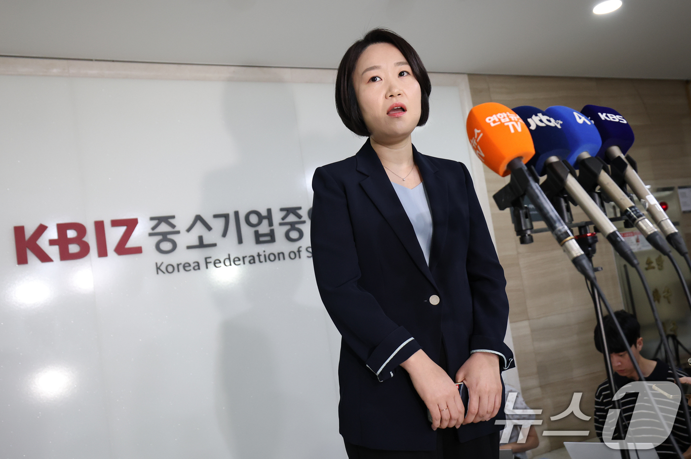 (서울=뉴스1) 오대일 기자 = 이소영 중소벤처기업부 장관 후보자가 4일 서울 영등포구 중소기업중앙회에서 열린 차담회를 마친 후 백브리핑을 하고 있다. 2026.9.4/뉴스1