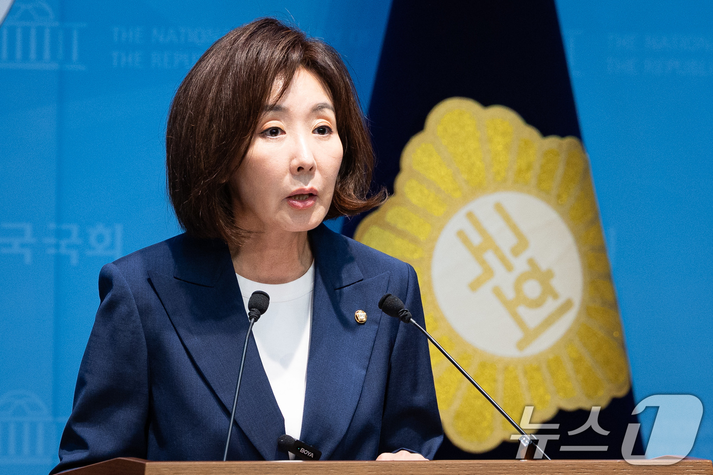 (서울=뉴스1) 유승관 기자 = 나경원 국민의힘 의원이 4일 서울 여의도 국회 소통관에서 기자회견을 열고 김용범 전 청와대 정책실장과 이찬진 금융감독원장, 이억원 금융위원장을 "5 …