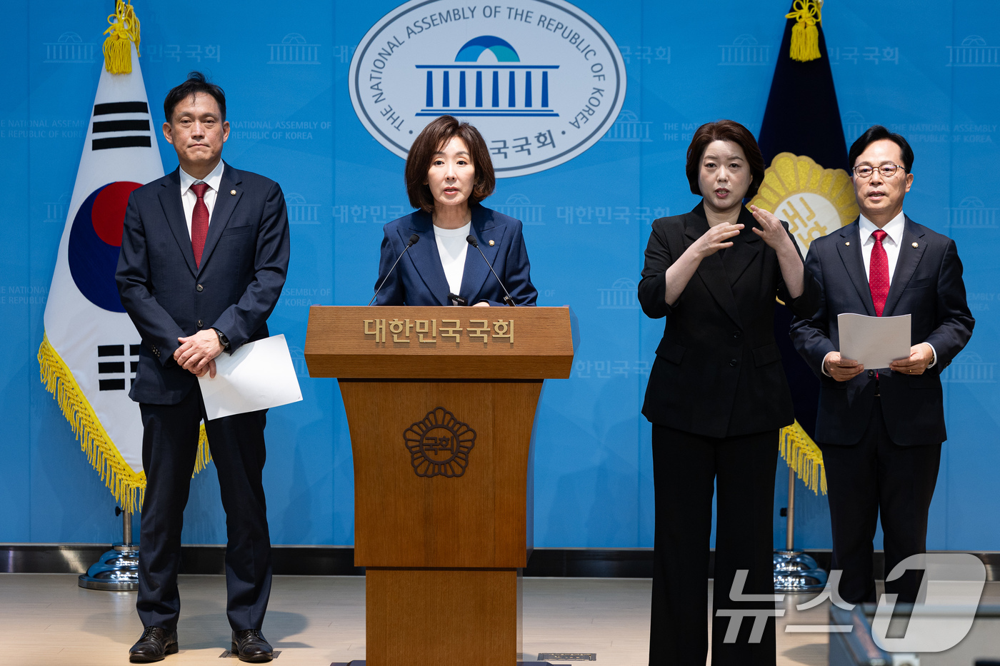 (서울=뉴스1) 유승관 기자 = 국민의힘 나경원, 김태규, 윤용근 의원이 4일 서울 여의도 국회 소통관에서 기자회견을 열고 김용범 전 청와대 정책실장과 이찬진 금융감독원장, 이억원 …