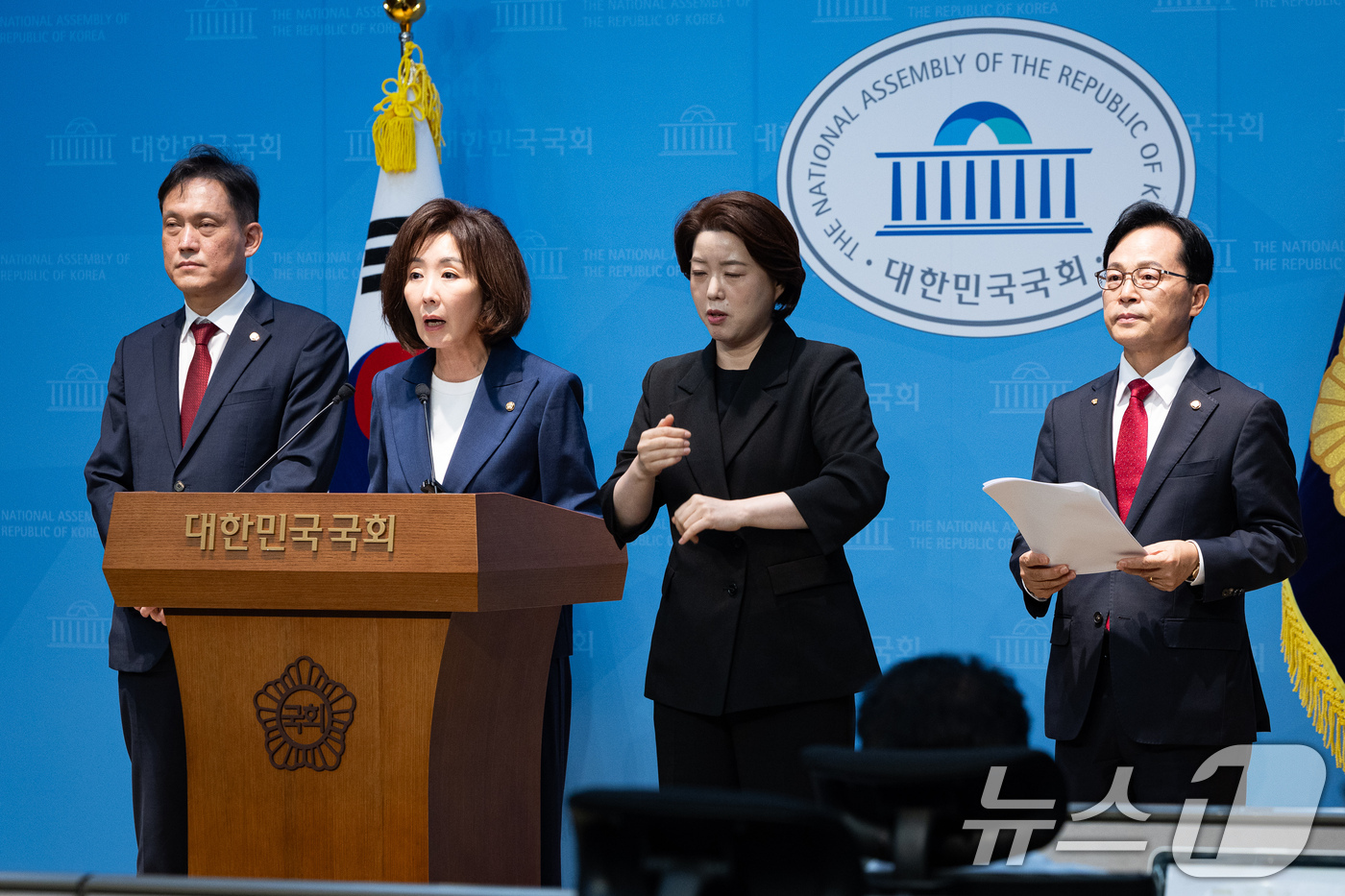 (서울=뉴스1) 유승관 기자 = 국민의힘 나경원, 김태규, 윤용근 의원이 4일 서울 여의도 국회 소통관에서 기자회견을 열고 김용범 전 청와대 정책실장과 이찬진 금융감독원장, 이억원 …