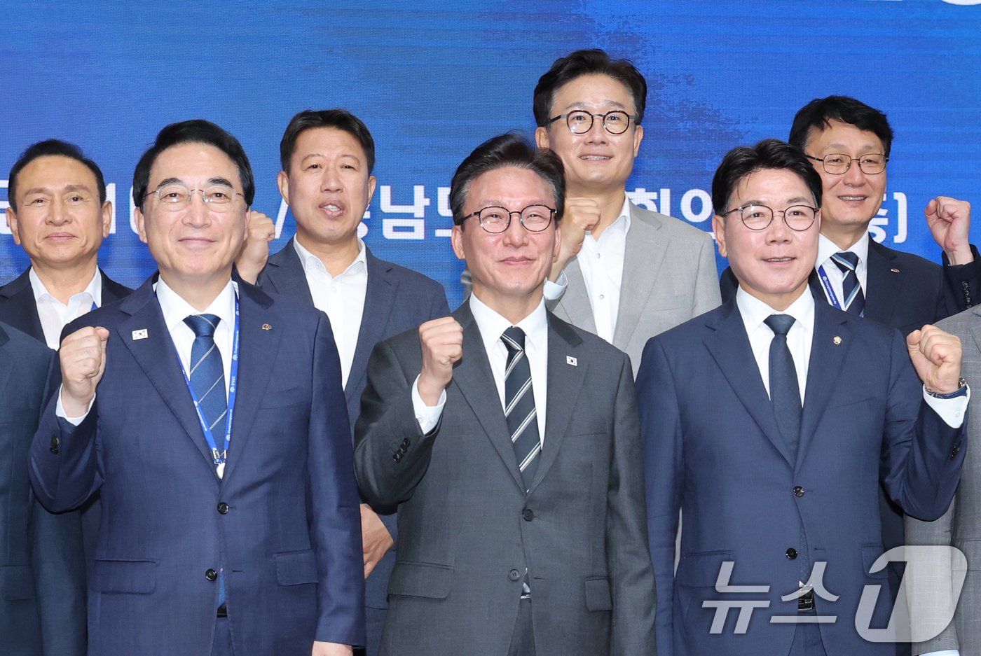 (홍성=뉴스1) 김기태 기자 = 김민석 더불어민주당 대표가 4일 충남 홍성 충남도청에서 열린 더불어민주당-충청남도 예산정책협의회에 참석자들과 기념촬영 하고 있다. 왼쪽은 박수현 충 …