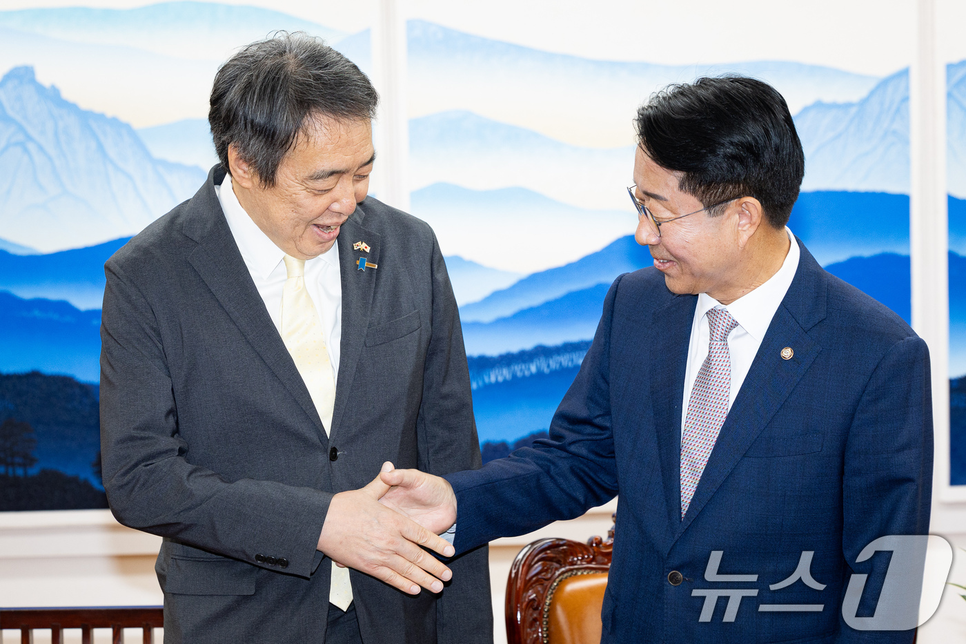 (서울=뉴스1) 유승관 기자 = 조정식 국회의장이 4일 서울 여의도 국회에서 미즈시마 고이치 주한일본대사를 접견, 손을 맞잡고 있다. 2026.9.4/뉴스1