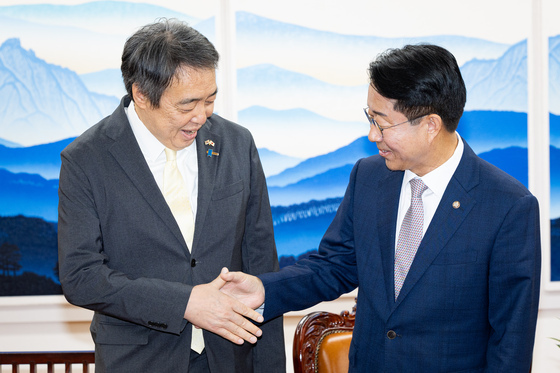 손 맞잡는 조정식 의장과 미즈시마 고이치 주한일본대사