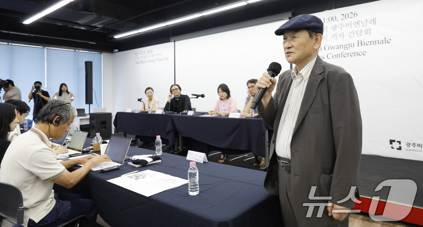(광주=뉴스1) 김태성 기자 = 윤범모 비엔날레 대표이사가 4일 제16회 광주비엔날레 개막을 앞두고 광주 용봉동 광주비엔날레 거시기홀에서 열린 기자간담회에 참석해 파빌리온 '대만관 …