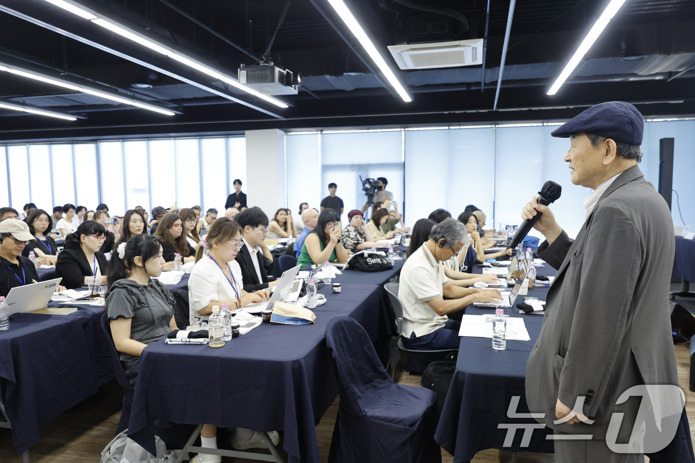 (광주=뉴스1) 김태성 기자 = 윤범모 비엔날레 대표이사가 4일 제16회 광주비엔날레 개막을 앞두고 광주 용봉동 광주비엔날레 거시기홀에서 열린 기자간담회에 참석해 파빌리온 '대만관 …