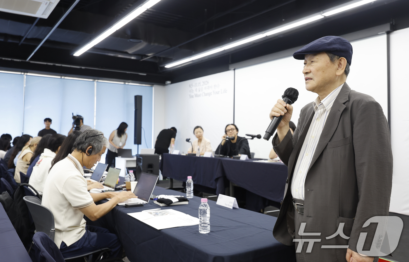 (광주=뉴스1) 김태성 기자 = 윤범모 비엔날레 대표이사가 4일 제16회 광주비엔날레 개막을 앞두고 광주 용봉동 광주비엔날레 거시기홀에서 열린 기자간담회에 참석해 파빌리온 '대만관 …
