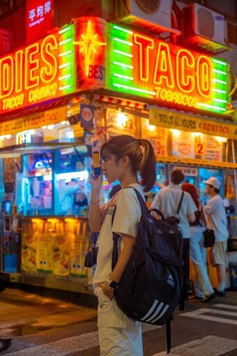 본문 이미지 - 을지로 네온 사인을 배경으로 스냅 사진(서울관광재단 제공)