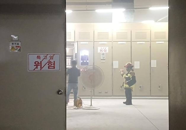 아파트 화재에 관리실 직원이 소화기 8대로 초동 진화