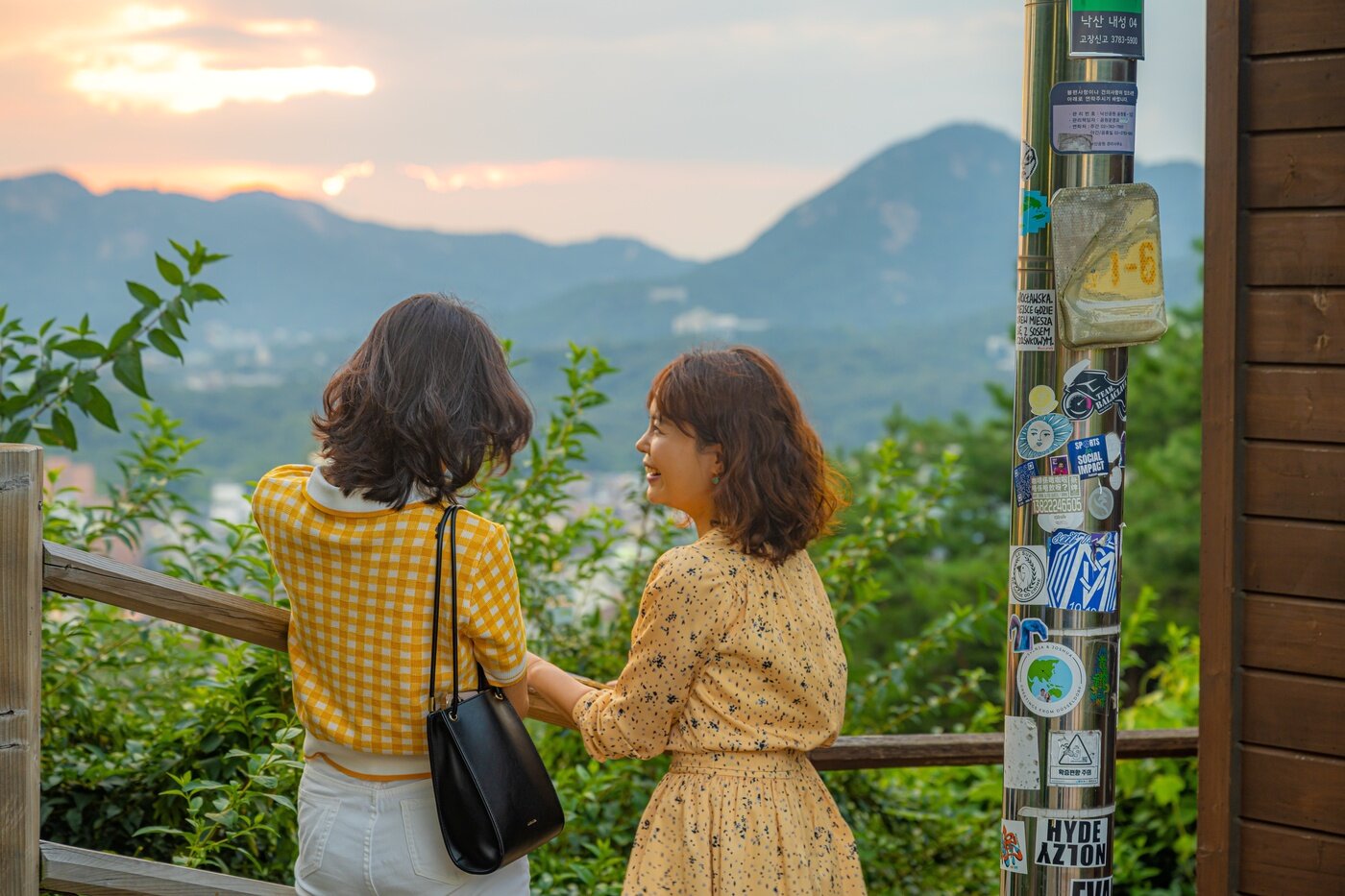 본문 이미지 - 낙산공원에서 노을빛을 배경으로 촬영(서울관광재단 제공)