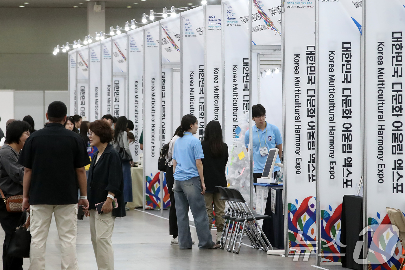 (대구=뉴스1) 공정식 기자 = 4일 대구 엑스코(EXCO)에서 개막한 '2026 대한민국 다문화 어울림 엑스포'를 찾은 관람객이 세계 여러 나라 부스를 살펴보고 있다.이 행사는 …