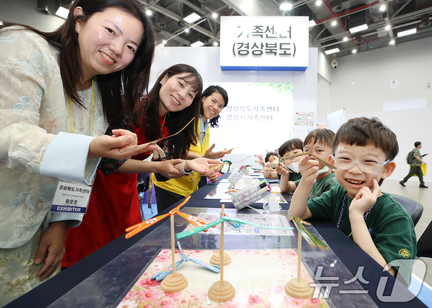 (대구=뉴스1) 공정식 기자 = 4일 대구 엑스코(EXCO)에서 개막한 '2026 대한민국 다문화 어울림 엑스포'를 찾은 어린이들이 대나무로 만든 베트남 전통 장난감 '쭈온쭈온(베 …