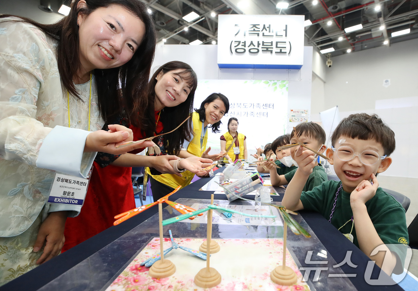 (대구=뉴스1) 공정식 기자 = 4일 대구 엑스코(EXCO)에서 개막한 '2026 대한민국 다문화 어울림 엑스포'를 찾은 어린이들이 대나무로 만든 베트남 전통 장난감 '쭈온쭈온(베 …