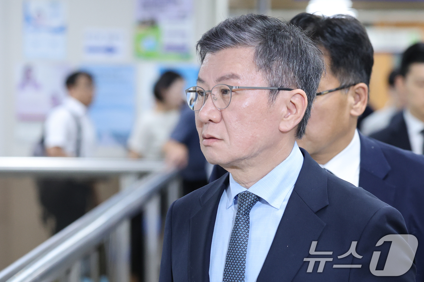 (서울=뉴스1) 안은나 기자 = 친족회사 20개를 소속 회사 현황에서 누락한 혐의를 받는 정몽규 HDC 회장이 4일 오후 서울 서초구 중앙지방법원에서 독점규제및공정거래법 위반 혐의 …