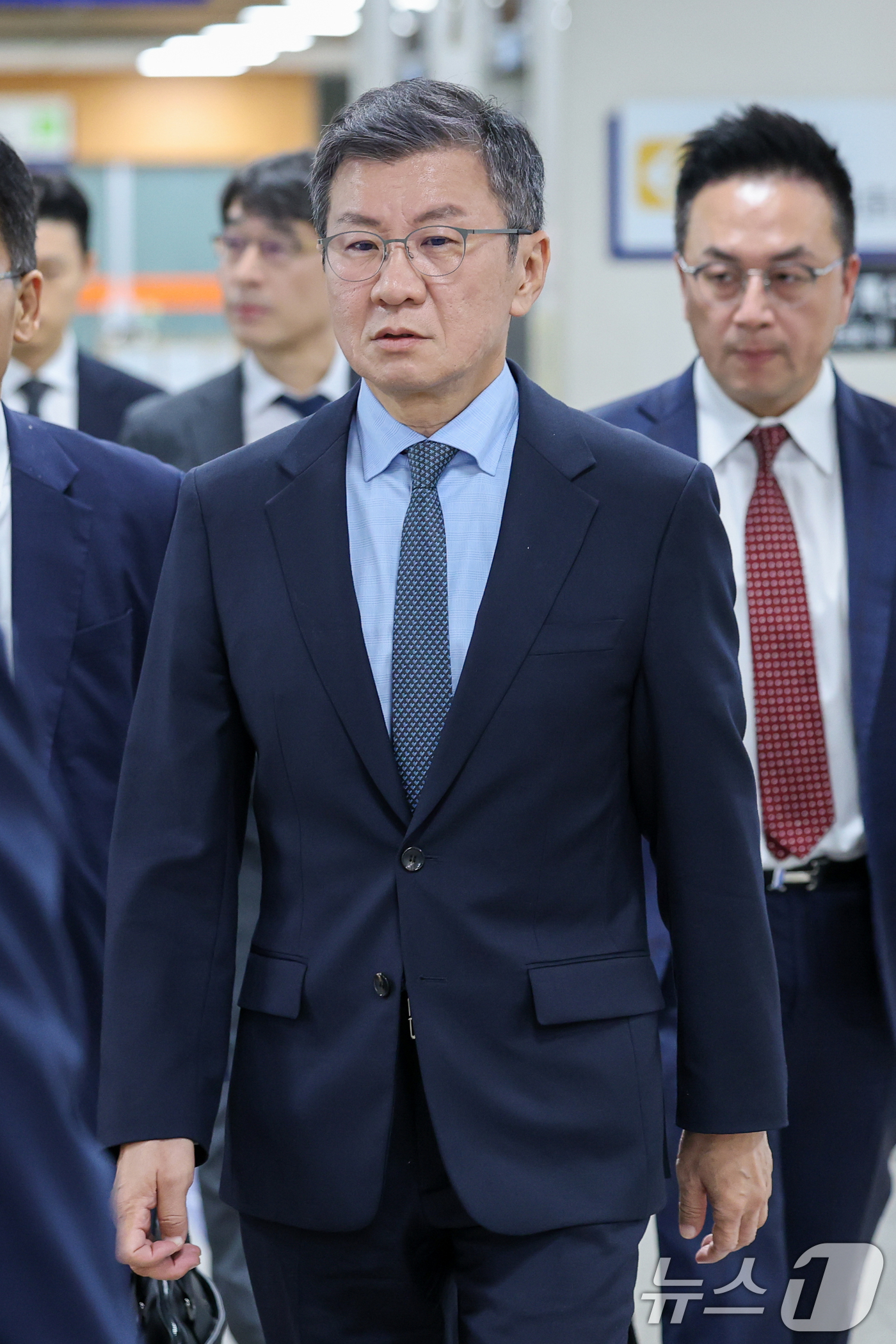 (서울=뉴스1) 안은나 기자 = 친족회사 20개를 소속 회사 현황에서 누락한 혐의를 받는 정몽규 HDC 회장이 4일 오후 서울 서초구 중앙지방법원에서 독점규제및공정거래법 위반 혐의 …