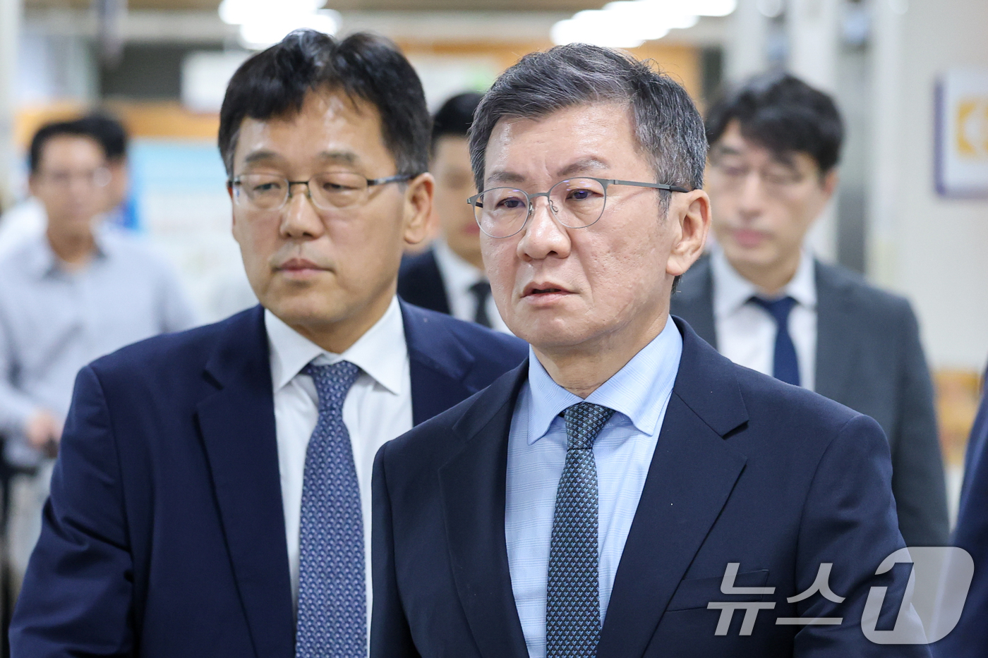 (서울=뉴스1) 안은나 기자 = 친족회사 20개를 소속 회사 현황에서 누락한 혐의를 받는 정몽규 HDC 회장이 4일 오후 서울 서초구 중앙지방법원에서 독점규제및공정거래법 위반 혐의 …