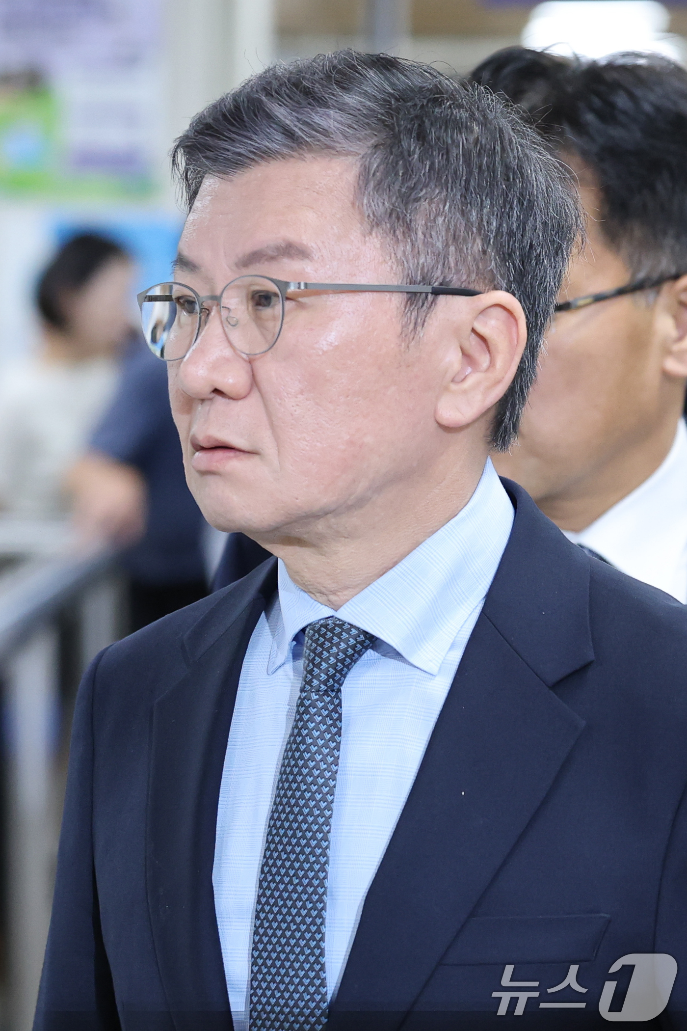 (서울=뉴스1) 안은나 기자 = 친족회사 20개를 소속 회사 현황에서 누락한 혐의를 받는 정몽규 HDC 회장이 4일 오후 서울 서초구 중앙지방법원에서 독점규제및공정거래법 위반 혐의 …