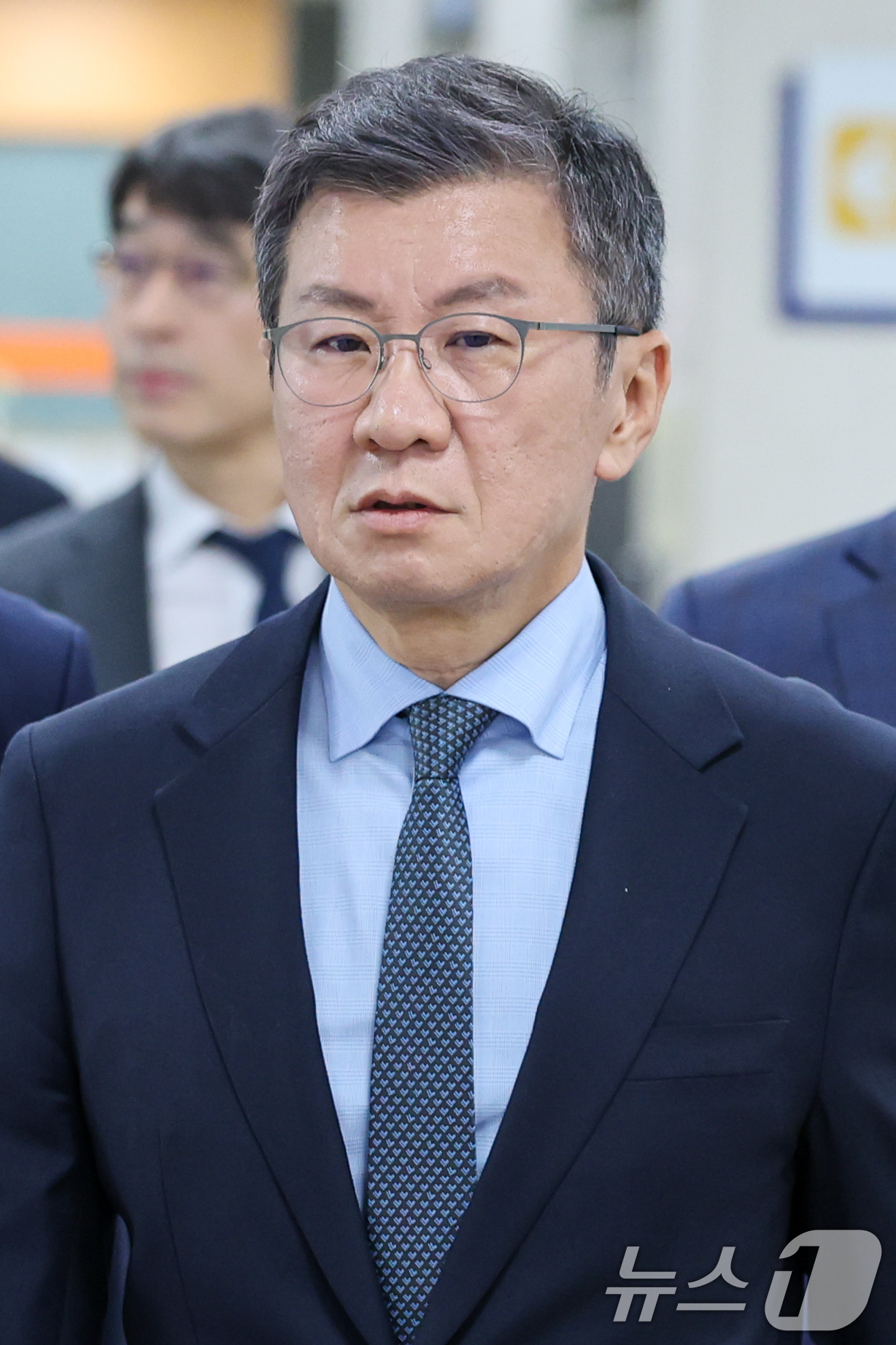 (서울=뉴스1) 안은나 기자 = 친족회사 20개를 소속 회사 현황에서 누락한 혐의를 받는 정몽규 HDC 회장이 4일 오후 서울 서초구 중앙지방법원에서 독점규제및공정거래법 위반 혐의 …