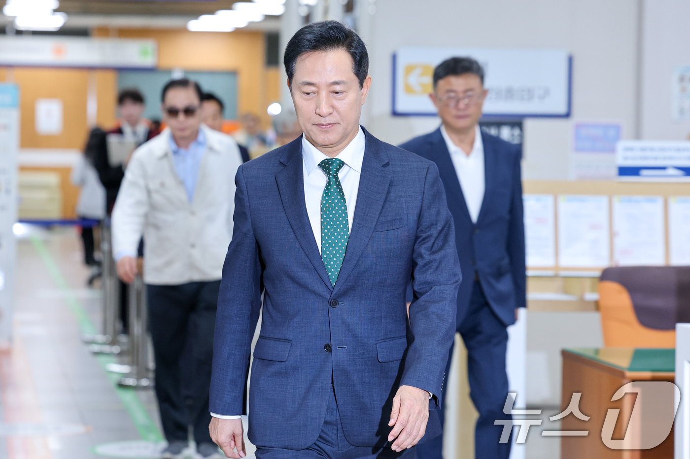 (서울=뉴스1) 안은나 기자 = 명태균 여론조사비 대납 의혹을 받는 오세훈 서울시장이 4일 오후 서울 서초구 고등법원에서 열린 정치자금법 위반 혐의 항소심 3차 공판에 출석하고 있 …