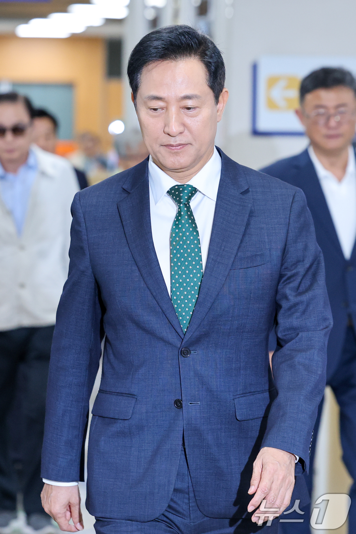 (서울=뉴스1) 안은나 기자 = 명태균 여론조사비 대납 의혹을 받는 오세훈 서울시장이 4일 오후 서울 서초구 고등법원에서 열린 정치자금법 위반 혐의 항소심 3차 공판에 출석하고 있 …