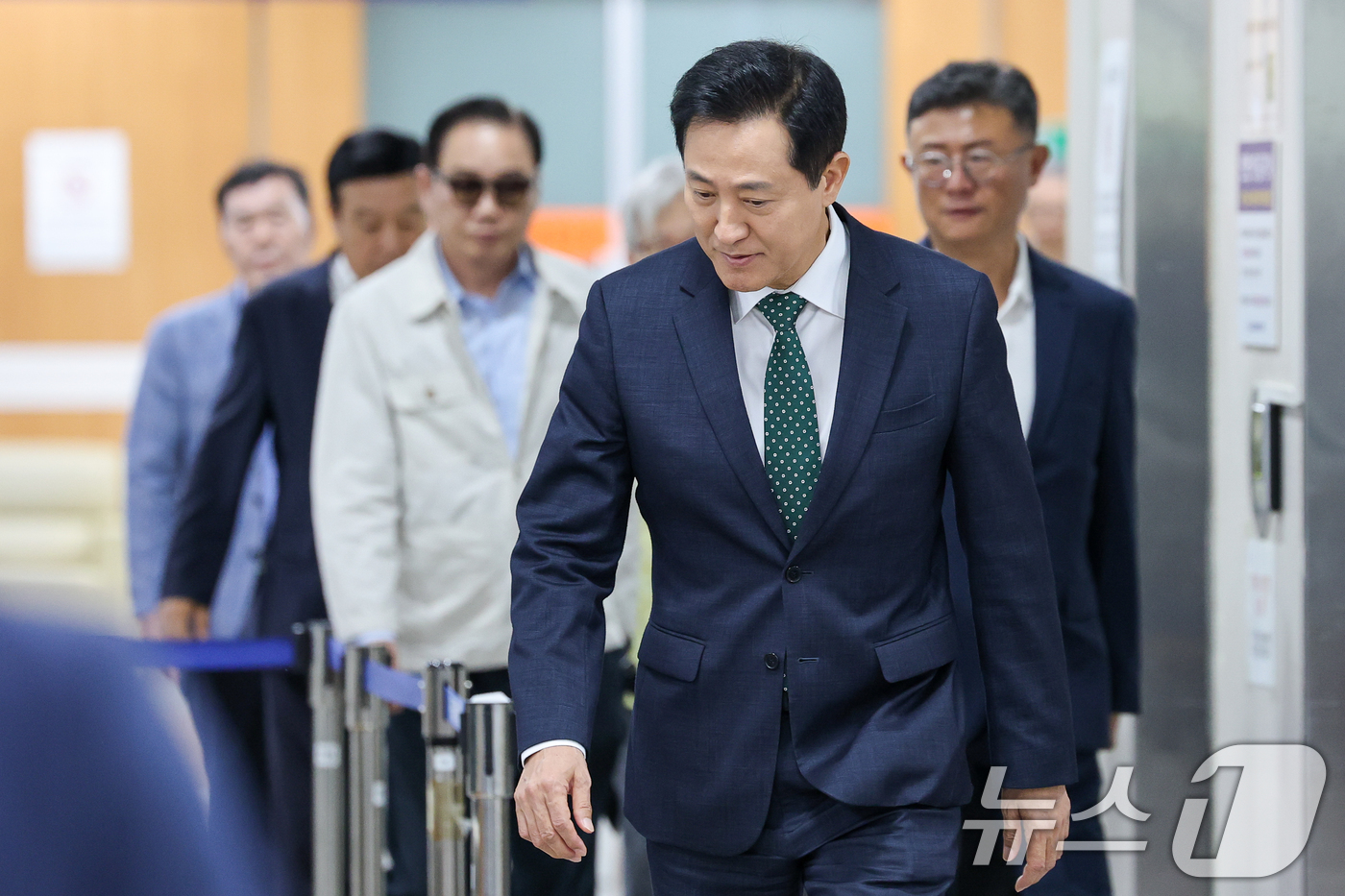 (서울=뉴스1) 안은나 기자 = 명태균 여론조사비 대납 의혹을 받는 오세훈 서울시장이 4일 오후 서울 서초구 고등법원에서 열린 정치자금법 위반 혐의 항소심 3차 공판에 출석하고 있 …