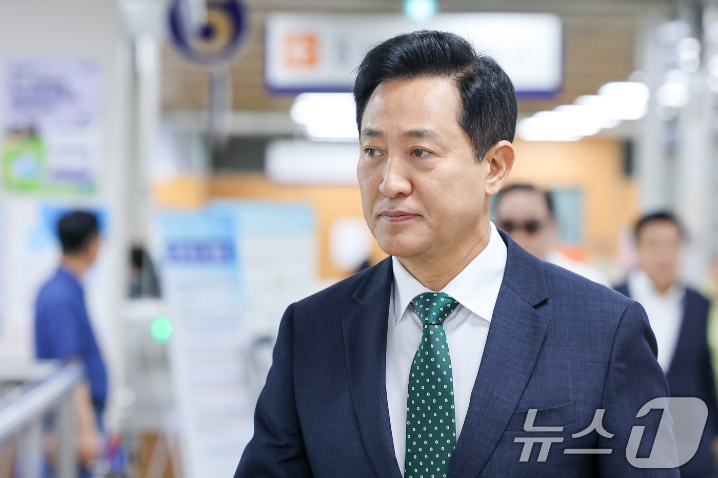 (서울=뉴스1) 안은나 기자 = 명태균 여론조사비 대납 의혹을 받는 오세훈 서울시장이 4일 오후 서울 서초구 고등법원에서 열린 정치자금법 위반 혐의 항소심 3차 공판에 출석하고 있 …