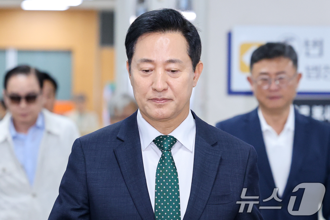 (서울=뉴스1) 안은나 기자 = 명태균 여론조사비 대납 의혹을 받는 오세훈 서울시장이 4일 오후 서울 서초구 고등법원에서 열린 정치자금법 위반 혐의 항소심 3차 공판에 출석하고 있 …