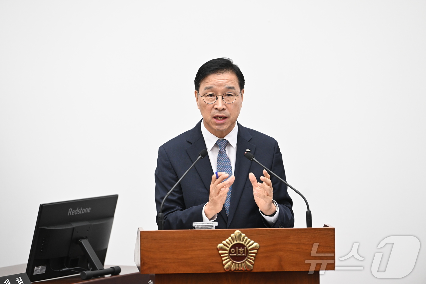 (제주=뉴스1) 오미란 기자 = 위성곤 제주특별자치도지사가 4일 제주도의회 본회의장에서 열린 제454회 제주도의회 제1차 정례회 제3차 본회의(도정질문)에서 발언하고 있다.(제주특 …
