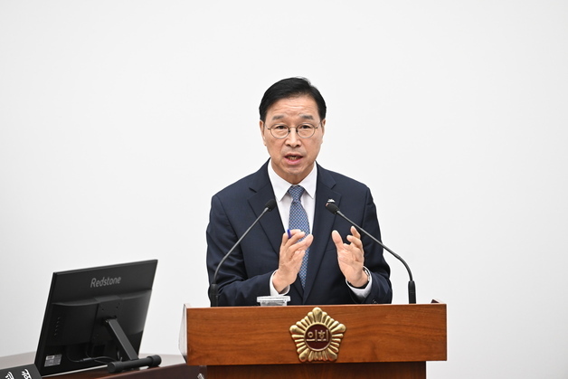 도정질문 답변하는 위성곤 제주지사