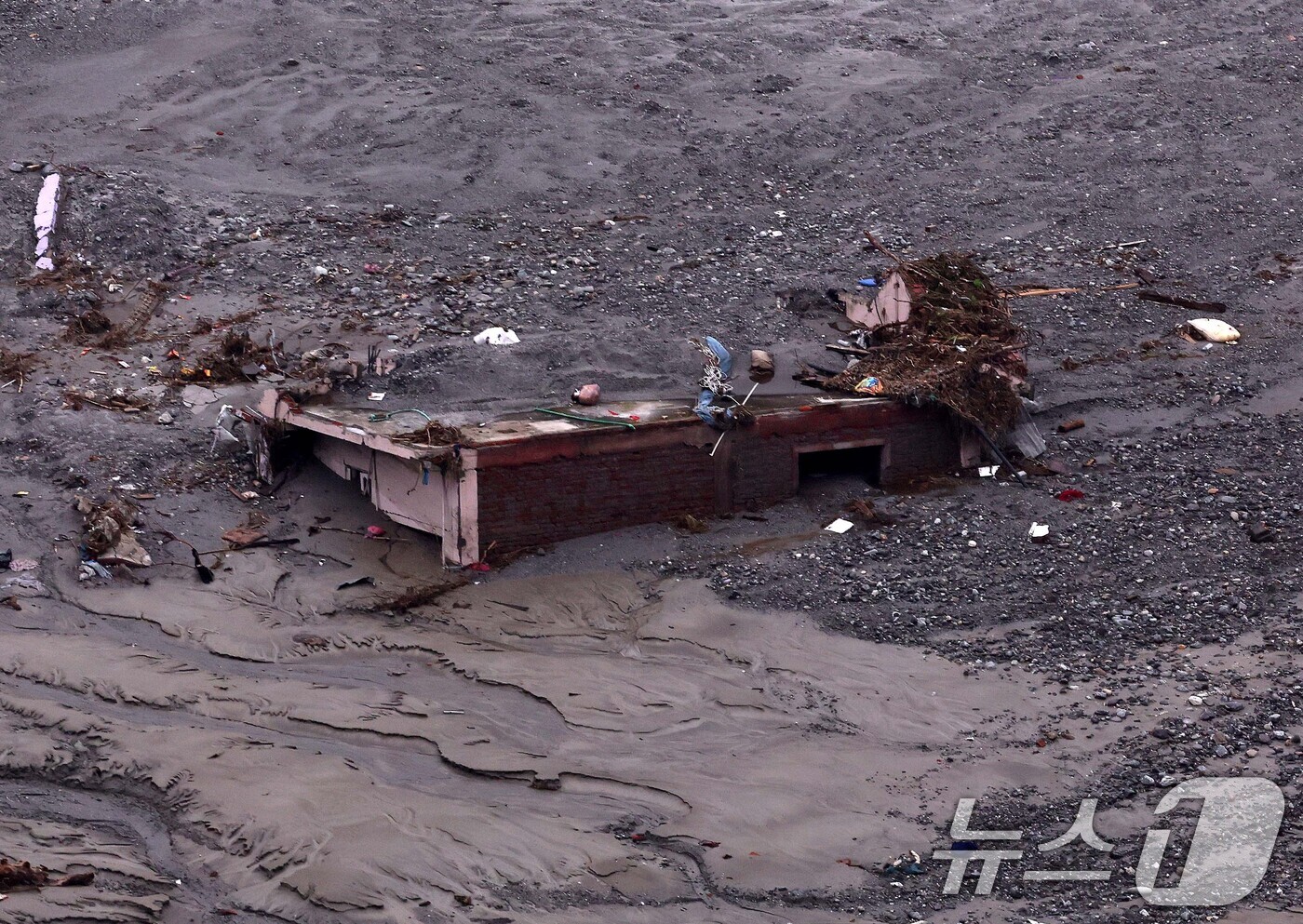 (라수와(네팔)=뉴스1) 구윤성 기자 = 4일(현지시간) 네팔 라수와와 누와코트 지역이 만나는 베트라와티 마을이 빙하 붕괴로 인한 홍수와 산사태로 토사에 파묻혀 있다.  2026. …