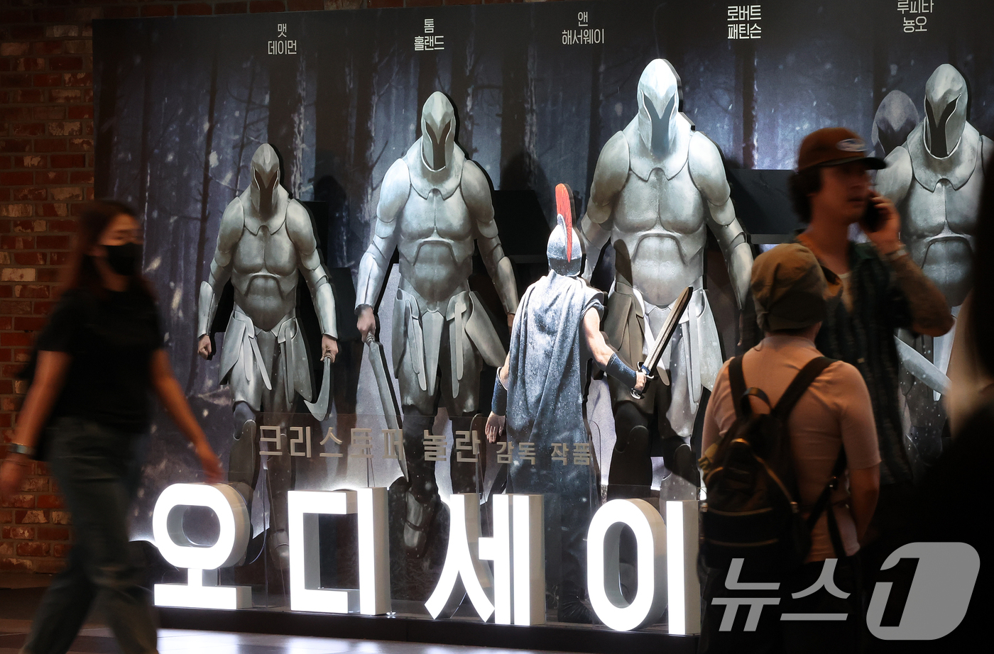 (서울=뉴스1) 김진환 기자 = 4일 오후 서울의 한 영화관에서 영화 '오디세이' 조형물 앞으로 관람객들이 지나고 있다.이날 영화관입장권 통합전산망에 따르면 '오디세이' 누적 관객 …