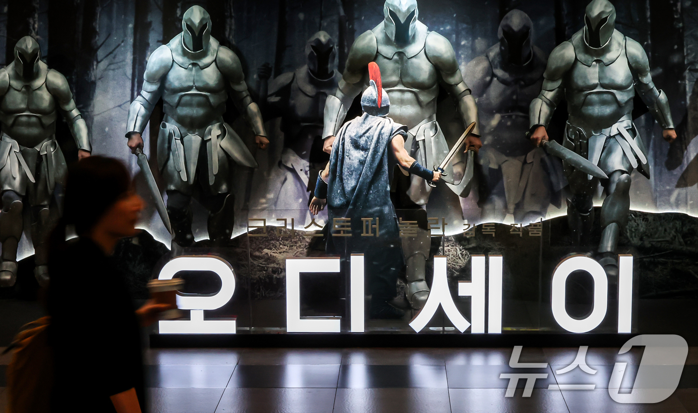 (서울=뉴스1) 김진환 기자 = 4일 오후 서울의 한 영화관에서 영화 '오디세이' 조형물 앞으로 관람객들이 지나고 있다.이날 영화관입장권 통합전산망에 따르면 '오디세이' 누적 관객 …
