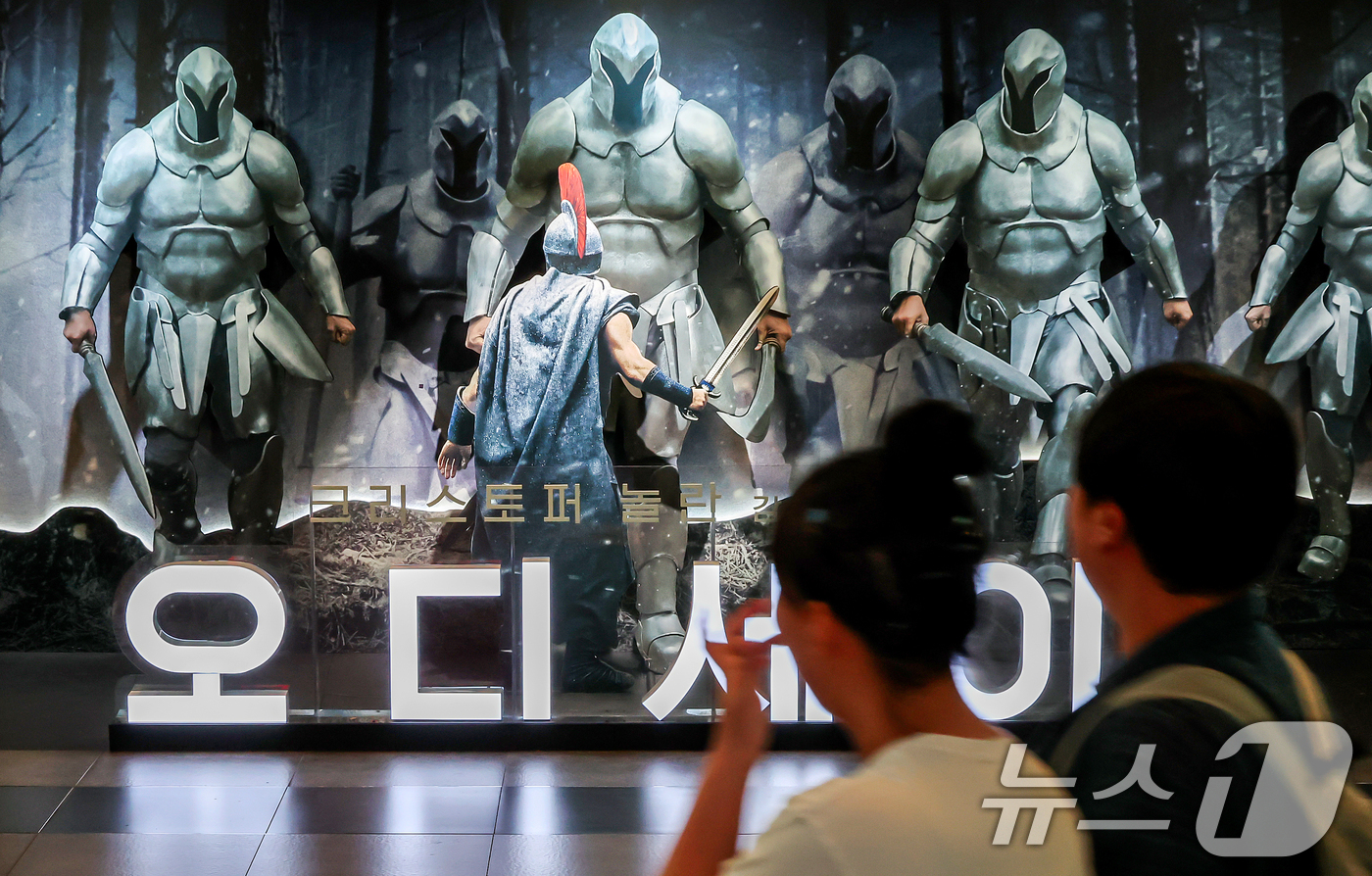(서울=뉴스1) 김진환 기자 = 4일 오후 서울의 한 영화관에서 영화 '오디세이' 조형물 앞으로 관람객들이 지나고 있다.이날 영화관입장권 통합전산망에 따르면 '오디세이' 누적 관객 …