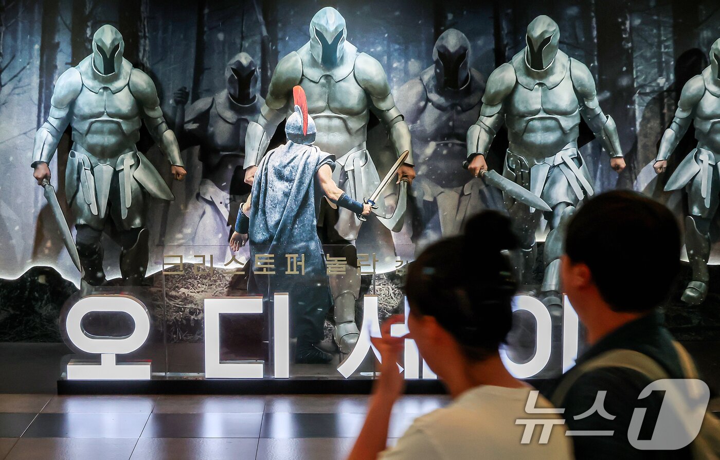본문 이미지 - 4일 오후 서울의 한 영화관에서 영화 '오디세이' 조형물 앞으로 관람객들이 지나고 있다. ⓒ 뉴스1 김진환 기자