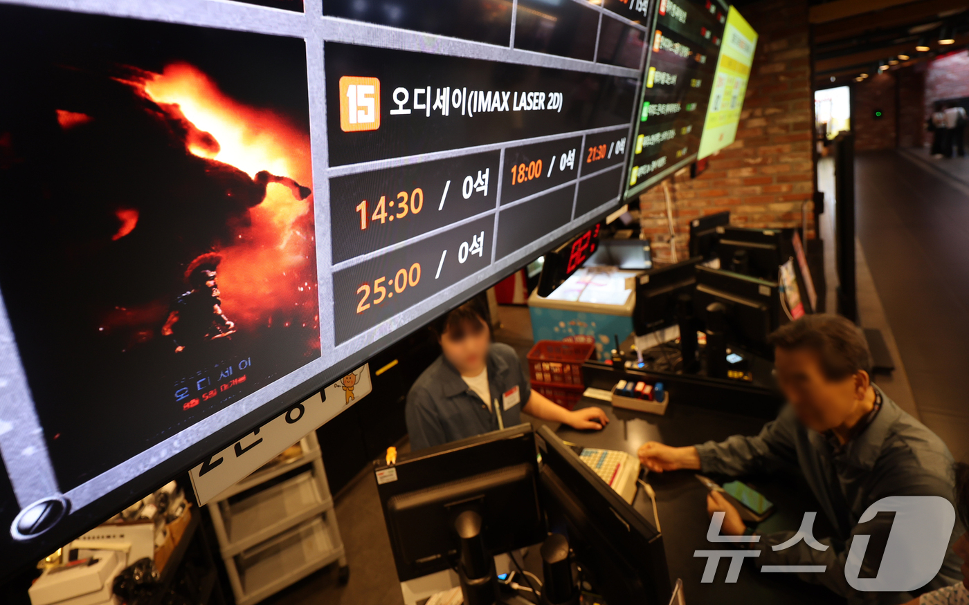 (서울=뉴스1) 김진환 기자 = 4일 오후 서울의 한 영화관에 영화 '오디세이' 예매 현황이 나오고 있다.이날 영화관입장권 통합전산망에 따르면 '오디세이' 누적 관객 수는 932만 …