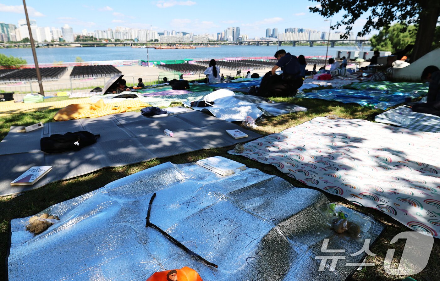 본문 이미지 - 2026 서울세계불꽃축제를 하루 앞둔 4일 서울 여의도 한강공원 곳곳에 자리 선점 돗자리가 놓여 있다. 2026.9.4 ⓒ 뉴스1 오대일 기자