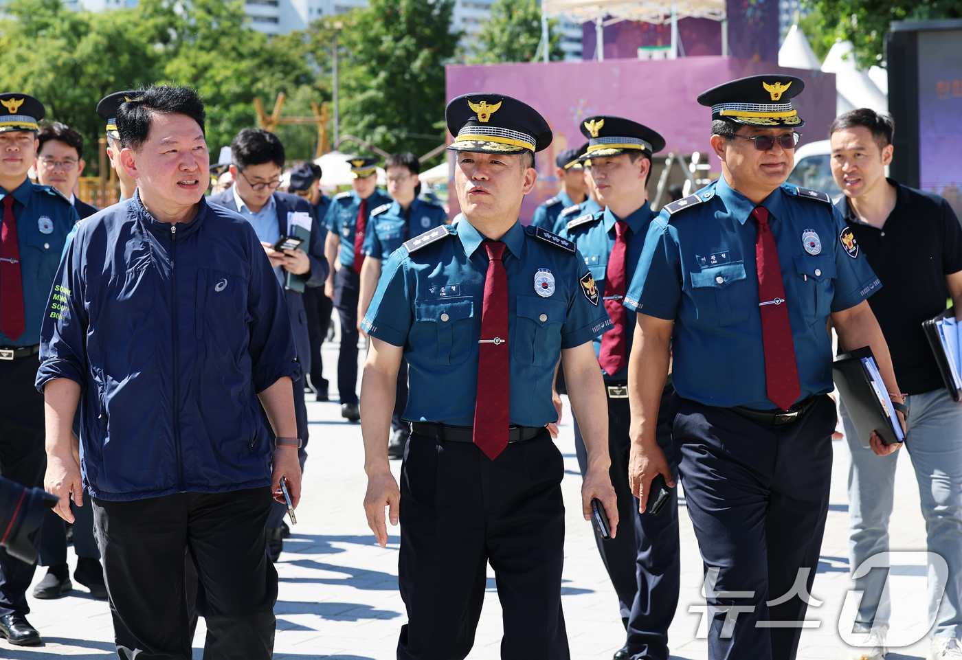 (서울=뉴스1) 오대일 기자 = 김종철 신임 경찰청장 직무대행이 2026 서울세계불꽃축제를 하루 앞둔 4일 서울 여의도 한강공원을 찾아 안전 관리 상황을 점검하고 있다. 2026. …