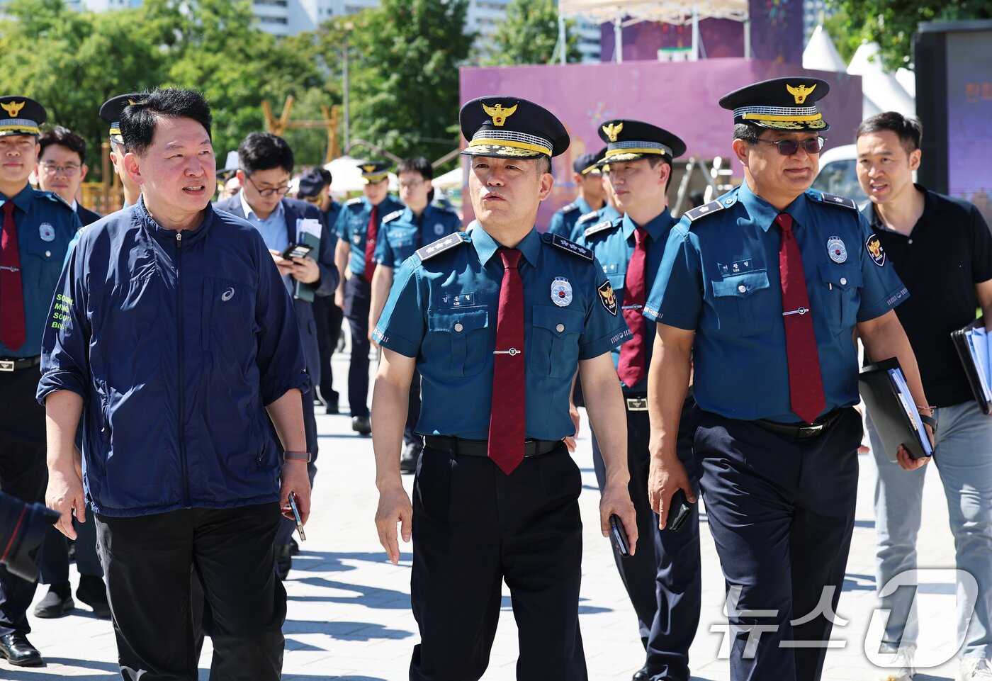 본문 이미지 - 김종철 신임 경찰청장 직무대행이 2026 서울세계불꽃축제를 하루 앞둔 4일 서울 여의도 한강공원을 찾아 안전 관리 상황을 점검하고 있다. 2026.9.4 ⓒ 뉴스1 오대일 기자