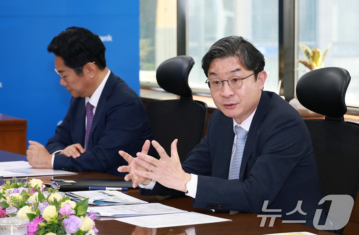 (서울=뉴스1) = 이억원 금융위원장이 4일 오후 서울 중구 신한은행 본점에서 열린 강원 지역 밀착형 복합지원 업무협약식에서 인사말을 하고 있다. (금융위원회 제공. 재판매 및 D …
