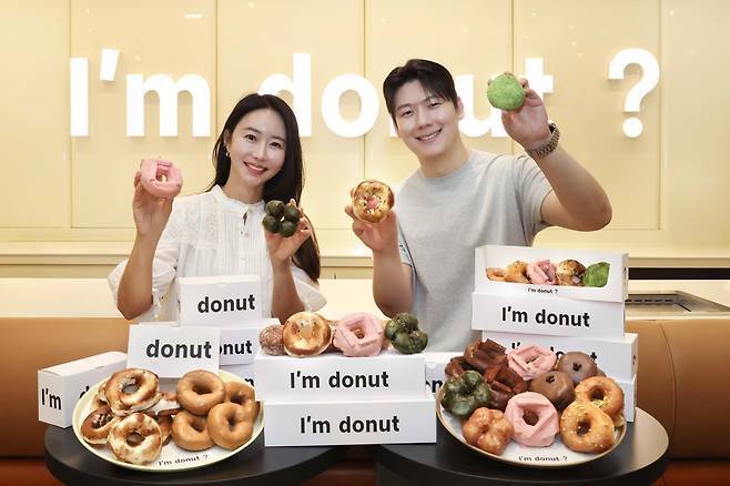 본문 이미지 - 모델이 신세계백화점 강남점 지하 1층 스위트파크 아임도넛 제품을 소개하고 있다.(신세계백화점 제공)