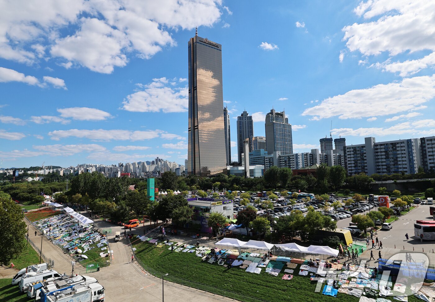 본문 이미지 - 2026 서울세계불꽃축제를 하루 앞둔 4일 서울 여의도 한강공원 곳곳에 자리 선점 돗자리가 놓여 있다.2026.9.4 ⓒ 뉴스1 오대일 기자