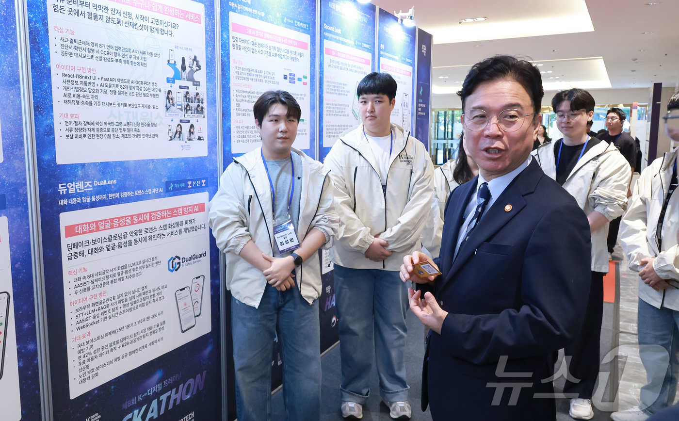 (서울=뉴스1) = 김영훈 고용노동부 장관이 4일 오전 서울시 용산구 피스엔파크 컨벤션에서 열린 제8회 K-디지털 트레이닝 해커톤 시상식에서 입상작들을 살펴보고 있다. (고용노동부 …