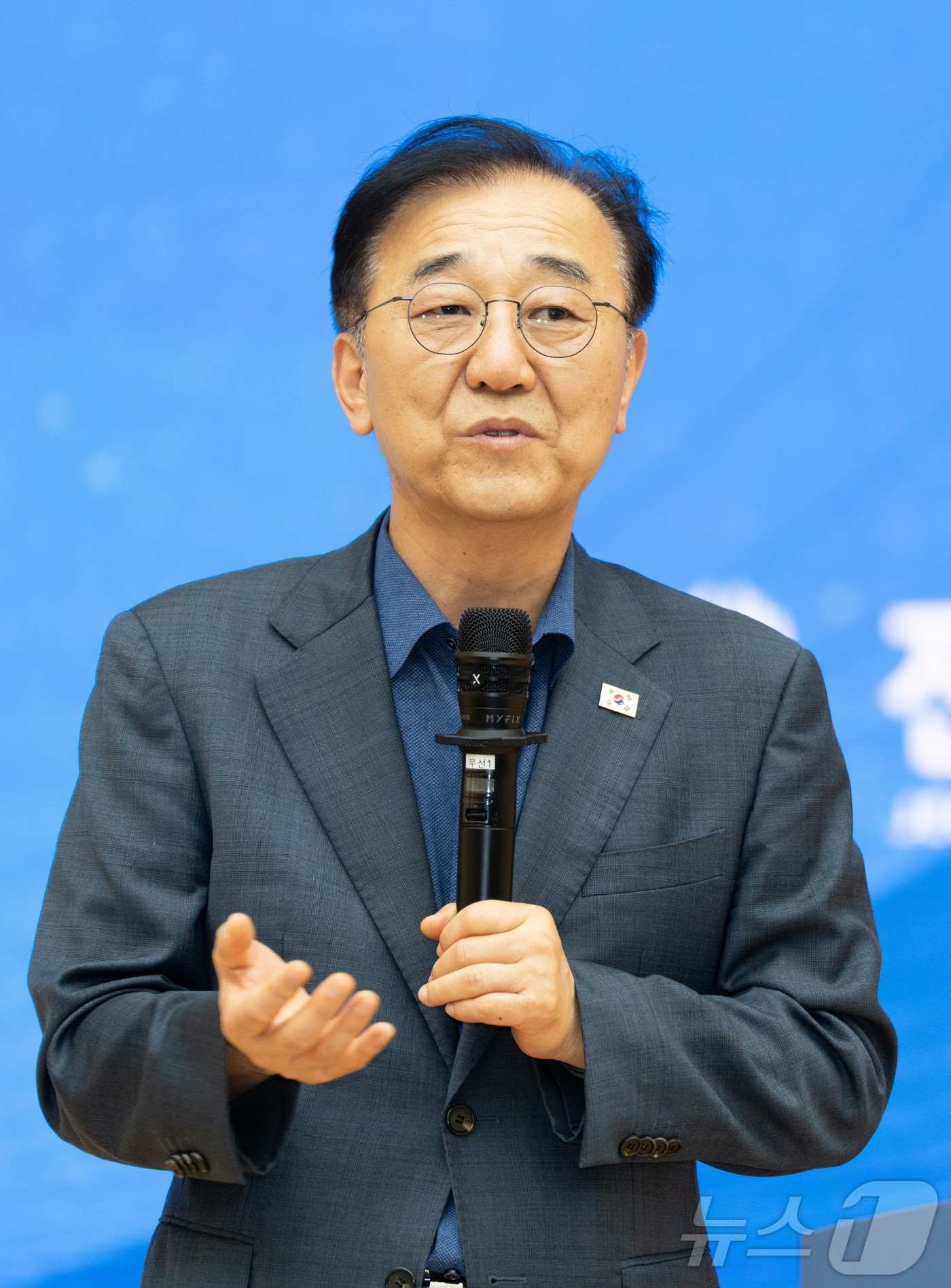 (전주=뉴스1) 유경석 기자 = 김윤덕 국토교통부 장관이 4일 전북 전주시 전북대학교 진수당 1층 77주년 기념홀에서 열린 전북·새만금 국토교통 R&D 설명회에 참석해 축사를 하고 …