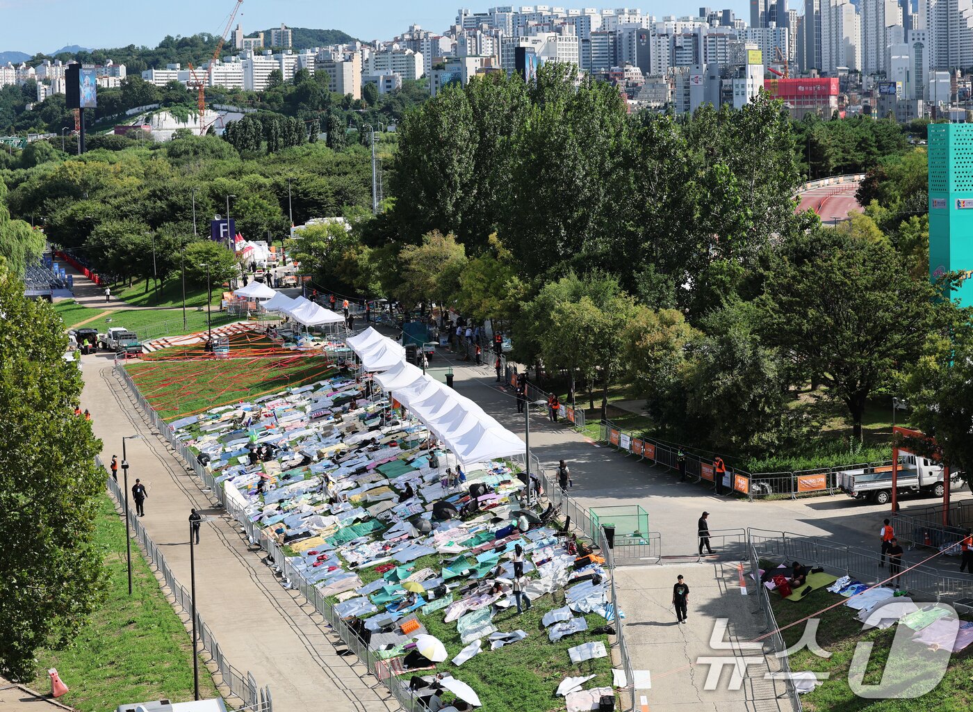 본문 이미지 - 2026 서울세계불꽃축제를 하루 앞둔 4일 서울 여의도 한강공원 곳곳에 자리 선점 돗자리가 놓여 있다. 2026.9.4 ⓒ 뉴스1 오대일 기자