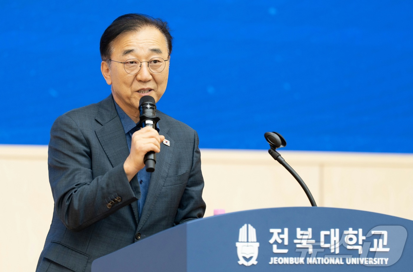 (전주=뉴스1) 유경석 기자 = 김윤덕 국토교통부 장관이 4일 전북 전주시 전북대학교 진수당 1층 77주년 기념홀에서 열린 전북·새만금 국토교통 R&D 설명회에 참석해 축사를 하고 …