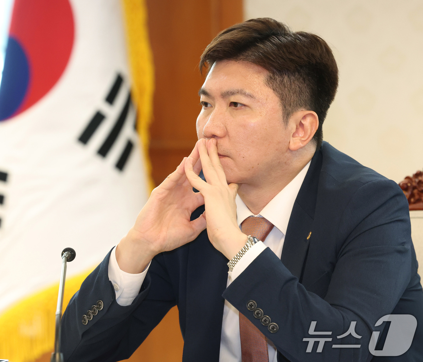 (서울=뉴스1) 이종덕 기자 = 유승민 대한체육회장이 4일 오후 서울 종로구 정부서울청사에서 열린 국가스포츠정책위원회 첫 회의에 참석, 생각에 잠겨 있다. 2026.9.4/뉴스1