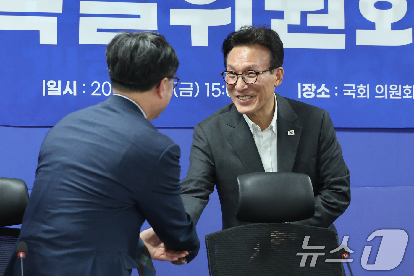 (서울=뉴스1) 신웅수 기자 = 김민석 더불어민주당 대표와 임기근 국무조정실장이 4일 서울 여의도 국회 의원회관에서 열린 메가성장특별위원회 당정협의회에서 인사하고 있다. 2026. …
