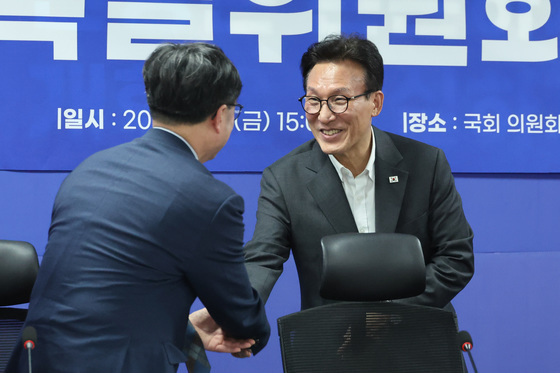 국무조정실장과 인사하는 김민석 대표