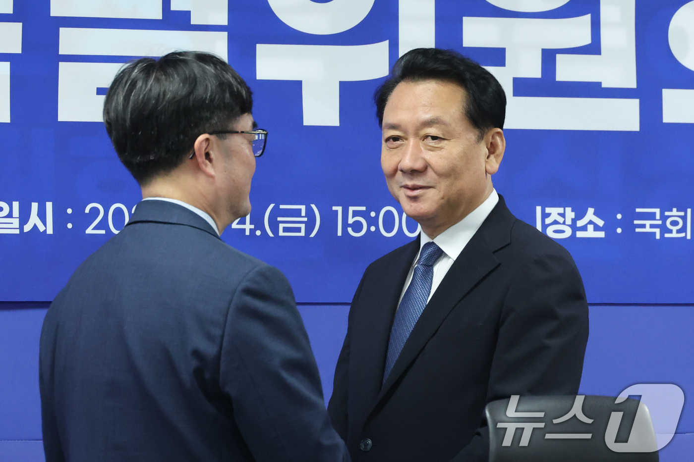 (서울=뉴스1) 신웅수 기자 = 이광재 예산결산특별위원장과 임기근 국무조정실장이 4일 서울 여의도 국회 의원회관에서 열린 메가성장특별위원회 당정협의회에서 대화하고 있다. 2026. …